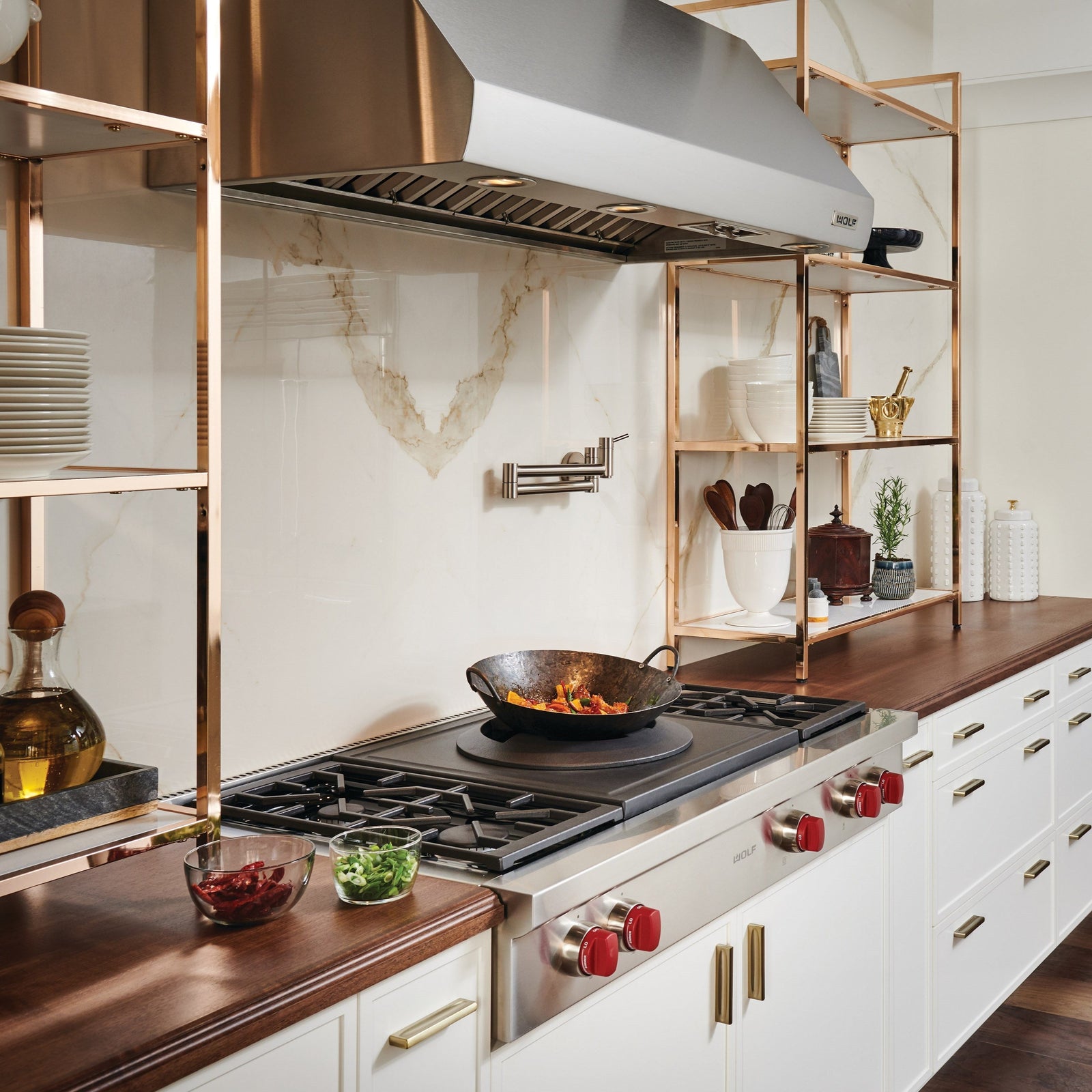 WOLF - 48" Sealed Burner Rangetop - 4 Burners w/ Wok Burner (SRT484W)